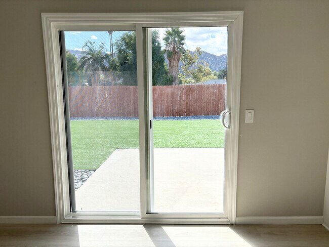 Building Photo - 3571 Lake Crest Dr