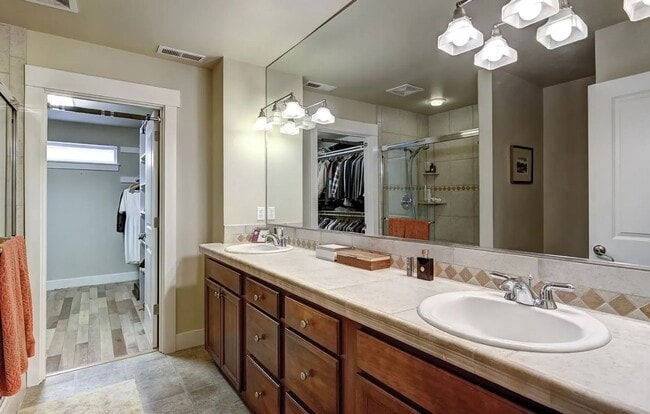 Building Photo - 3BR in great neighborhood with large yard