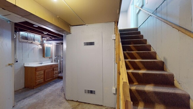 Building Photo - AVAILABLE AUGUST 1st! Spacious 4 Bedroom House Near Campus!