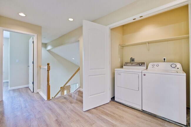 Building Photo - Awesome Home Located in a Quiet Tree Line Neighborhood