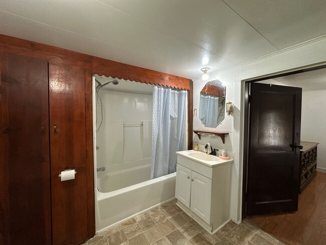 Building Photo - 3 bedroom/1 bath house  Fall Branch, TN