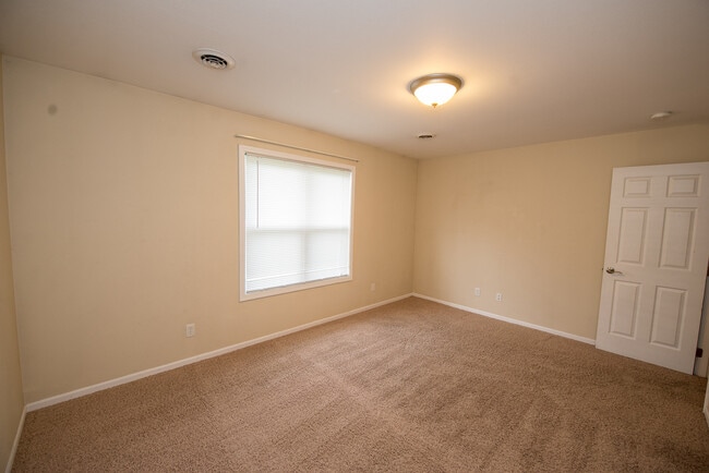 Building Photo - Amazing 4 Bedroom Duplex in Northeast Manh...