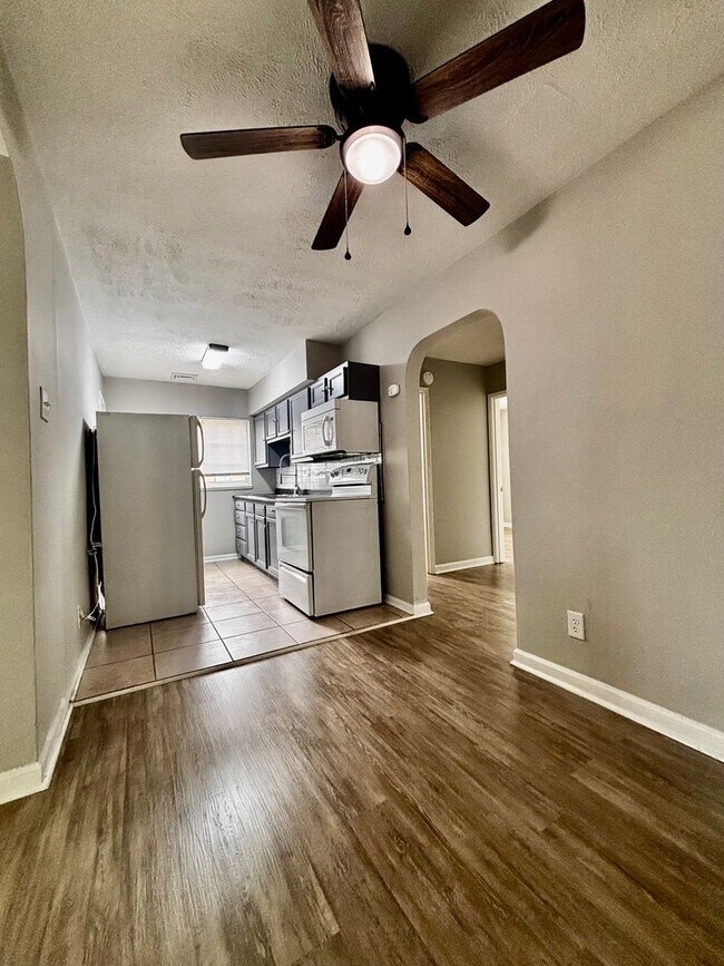 Interior Photo - 523 Hadley Avenue