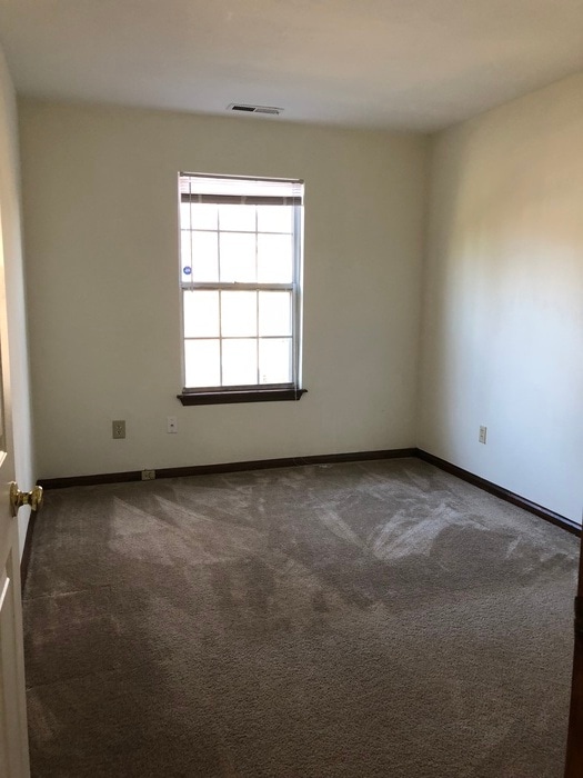 Building Photo - SPACIOUS TOWNHOME IN CENTRAL LOCATION