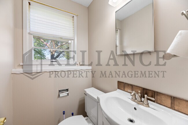 Building Photo - 1440 Community Dr