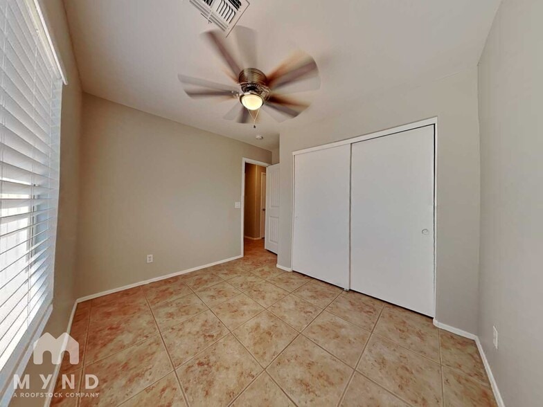 Building Photo - 12418 W Valentine Ave