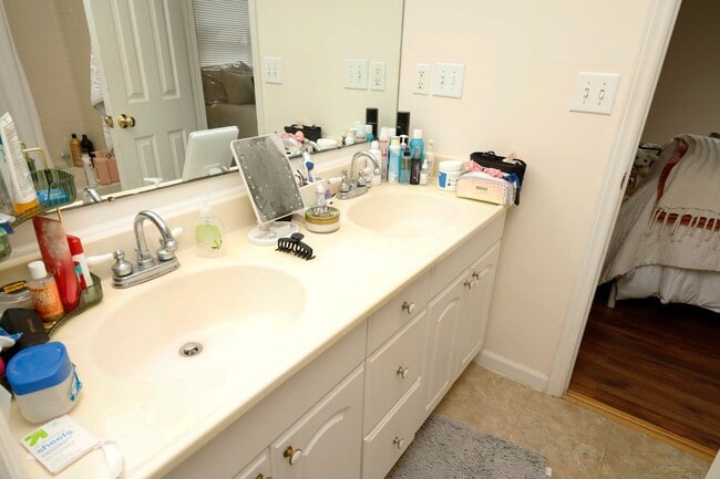 Building Photo - Great home in Chapel Hill!