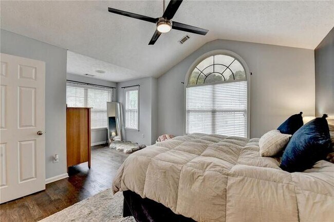 Building Photo - House 3 Beds 3 Baths