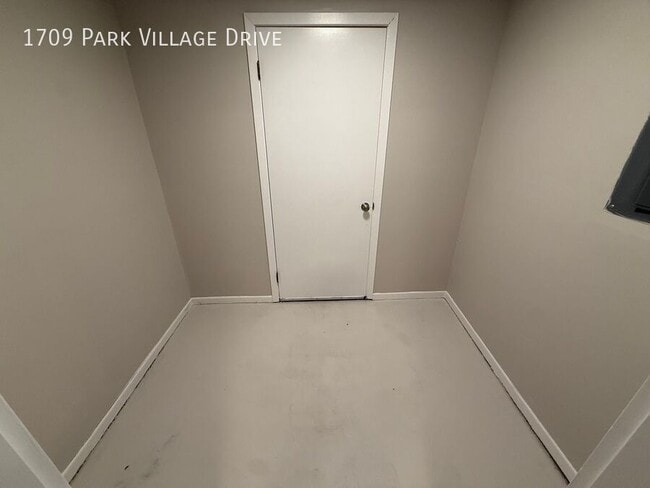 Building Photo - 1709 Park Village Dr