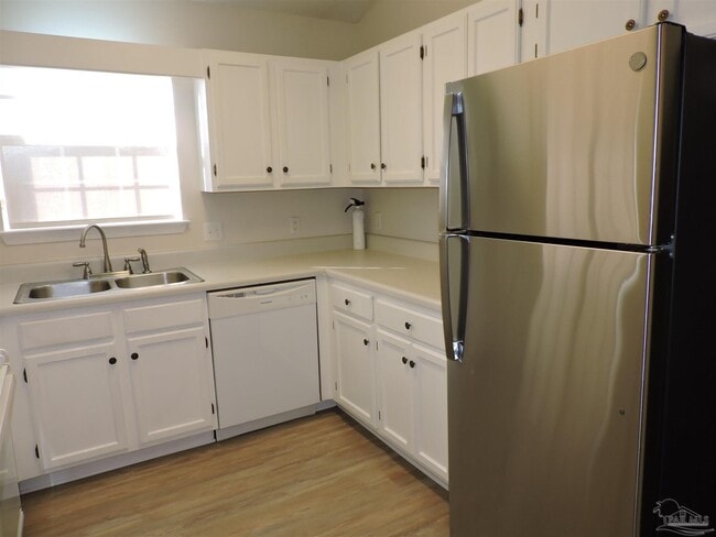 Building Photo - 1160 Sweetbriar St