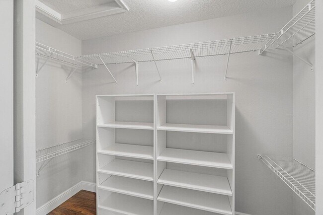 Building Photo - 8080 Briantea Dr