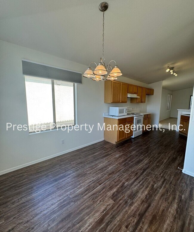 Building Photo - This charming 3+den/2 Bath East Home Is just What You Need!!