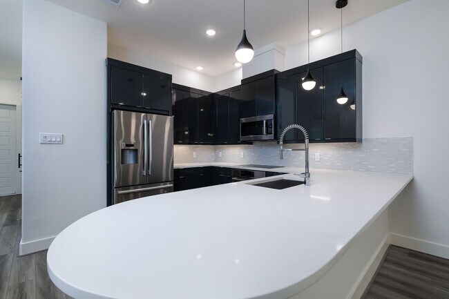 Building Photo - 68 Fairway Dr