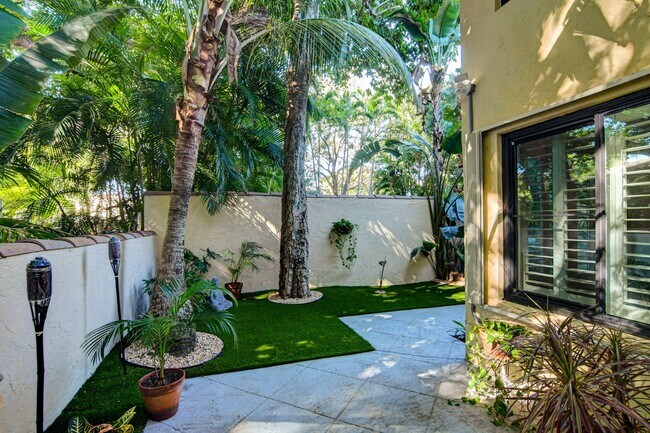 Building Photo - 20 Via Lago