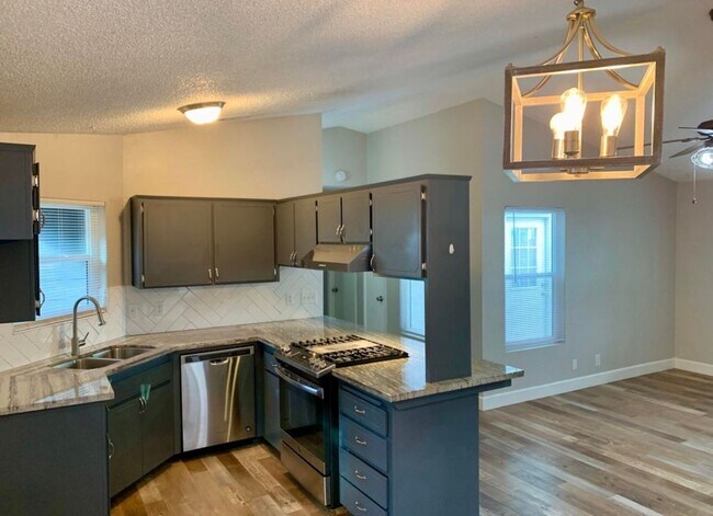 Building Photo - For Rent. Beautiful 3Bedroom, 2 Bathroom Home in Northeast Visalia