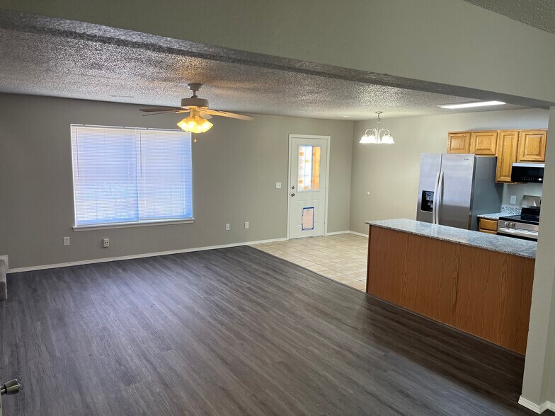 Living - 887 N Daisy Ln