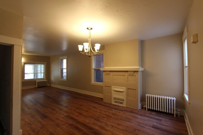 Building Photo - 1039 Mirror St