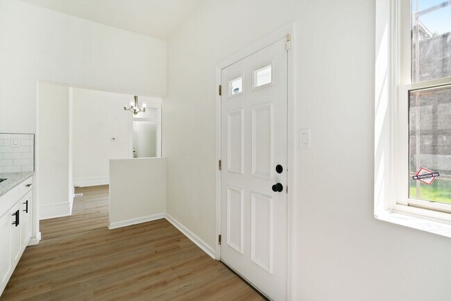 Building Photo - 3 bed 2 bath - fresh updates, central air,...