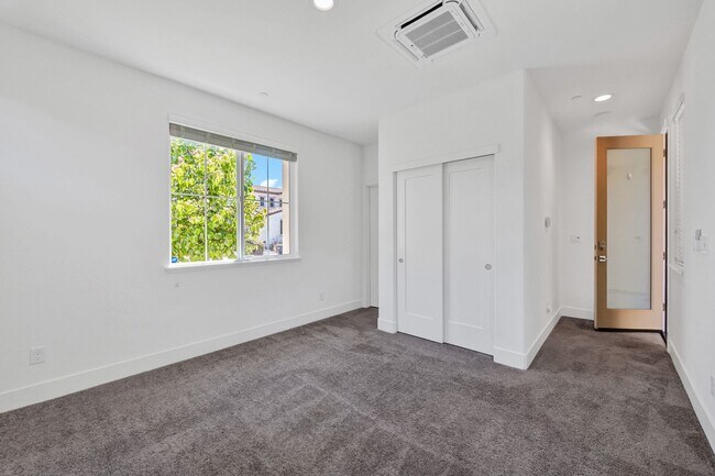 Building Photo - Stunning 4 Bedrooms 3.5 Bathrooms Two Story Home Located Short Distance of Sonoma State Universit...