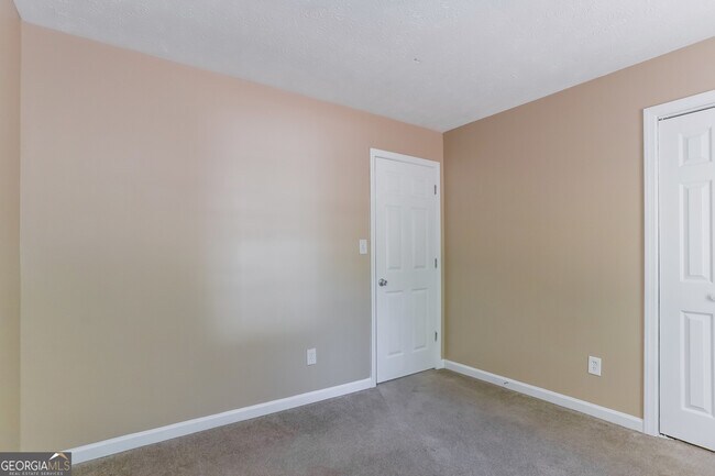 Building Photo - 595 Deering Dr