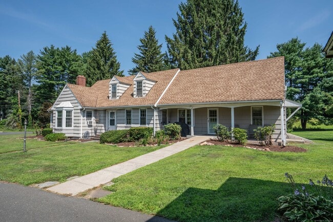 Primary Photo - 124A Old Farms Rd