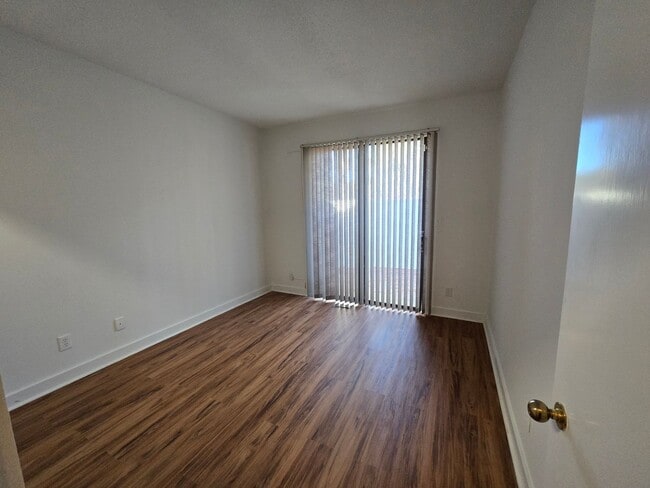 Building Photo - Multigenerational or Grad Student Living! Spacious One-Story End Unit in Prime Location on 54