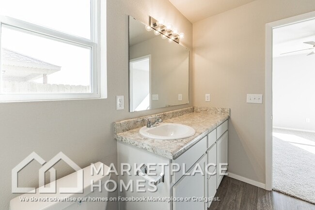 Building Photo - 981 E Starling St