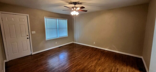 Building Photo - Adorable 3 Bedroom Home $1050!!!