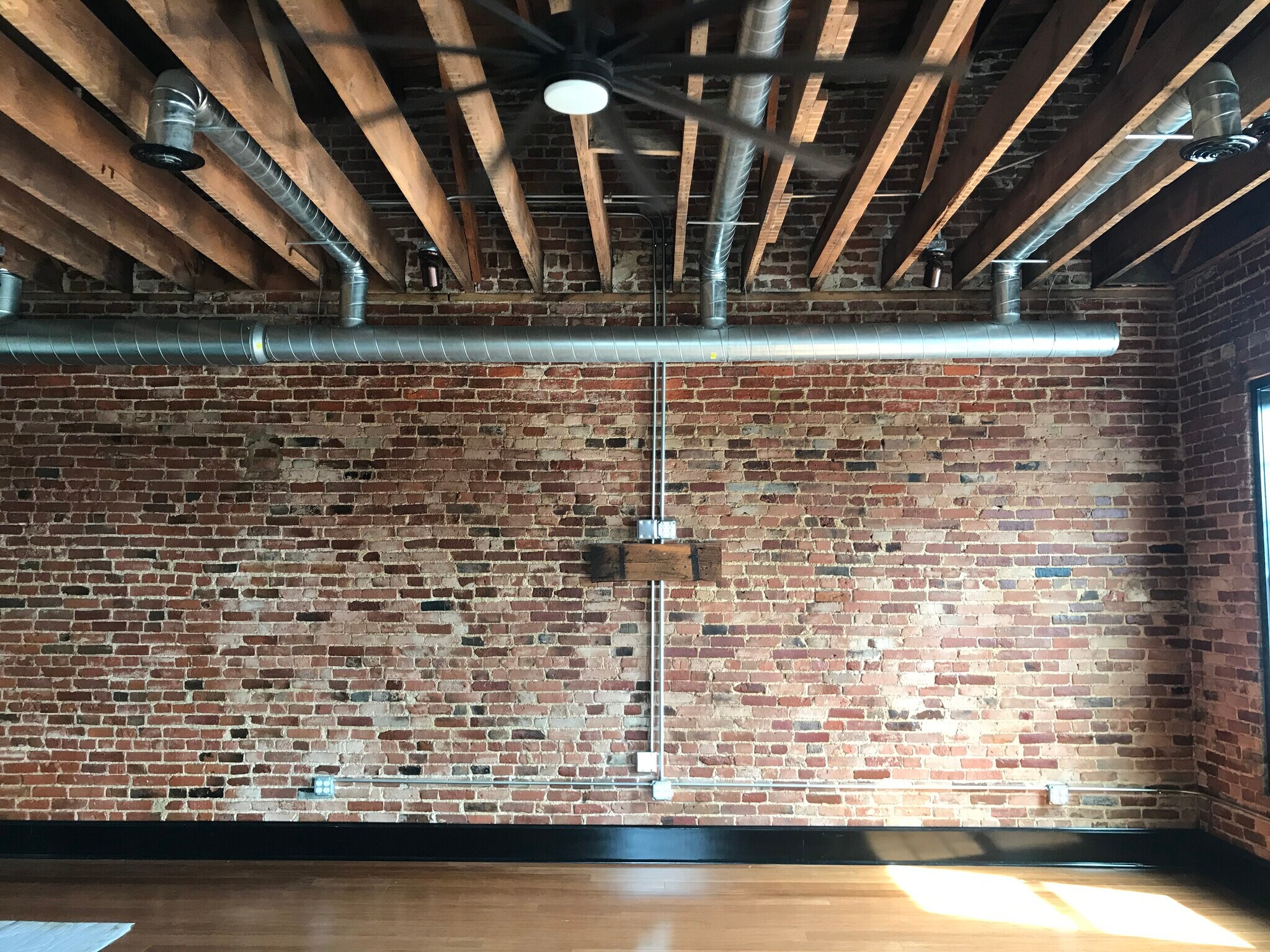 Building Photo - 426 Main St