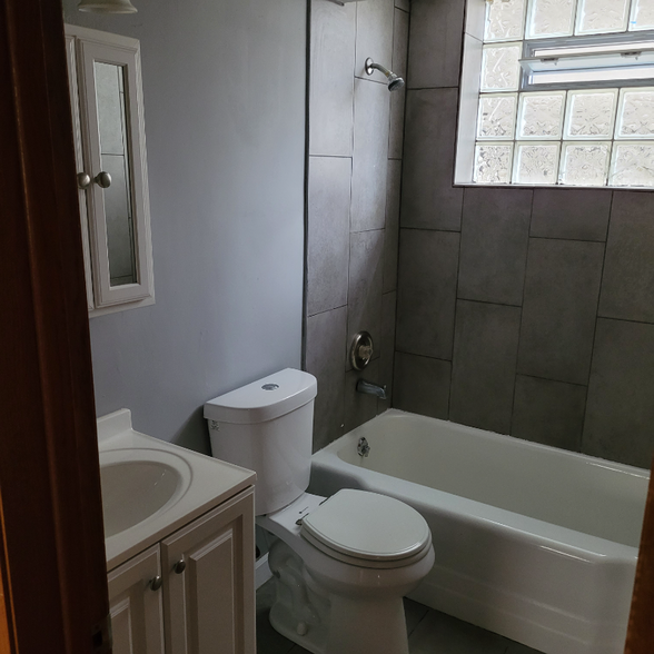 Building Photo - 6805 W Montrose Ave