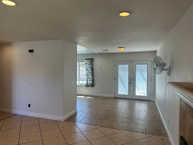 Building Photo - Ontario single 3 bed 2 bath single house