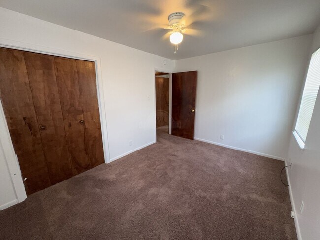 Building Photo - 906 Jefferis Ave