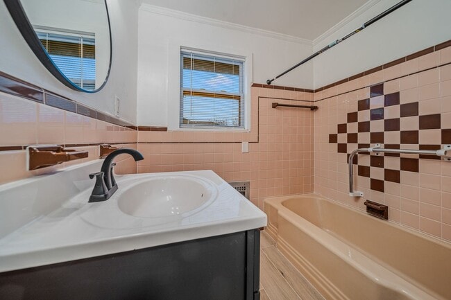 Building Photo - Spacious & Newly Renovated 5-Bedroom Home Available May 9!