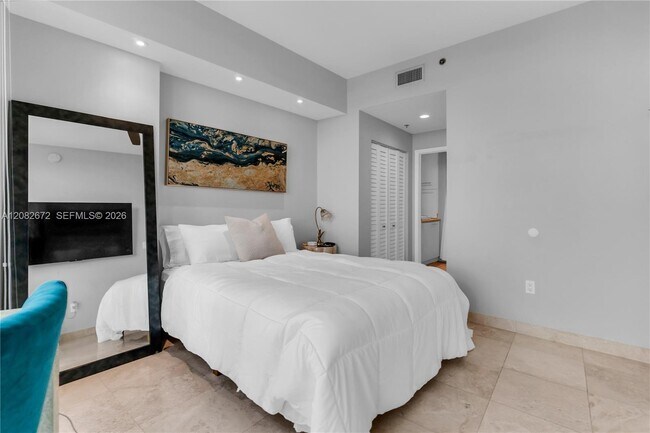 Building Photo - 6515 Collins Ave