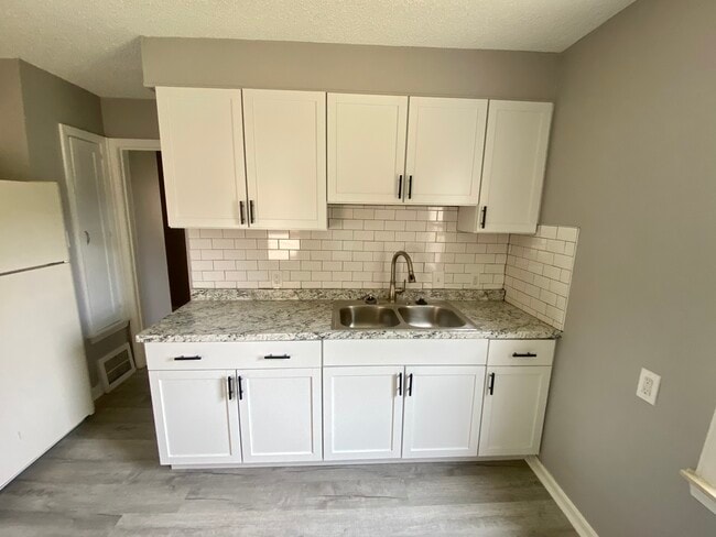 Building Photo - 3359 Pershing St