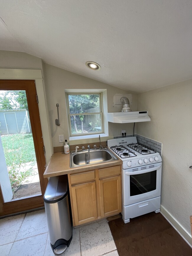 Unit B Kitchenette - 1544 9th St