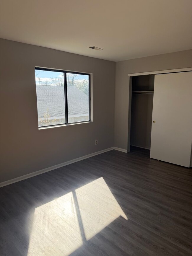 Building Photo - Newly renovated 1 Bedroom Apartment ready for move in!
