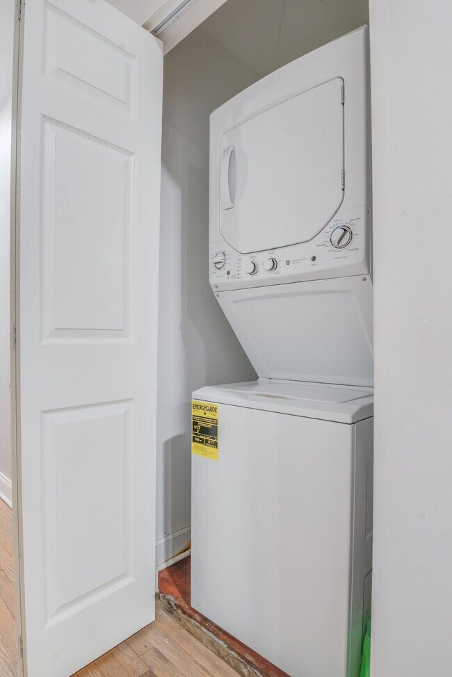 Building Photo - 1255 Raum St NE