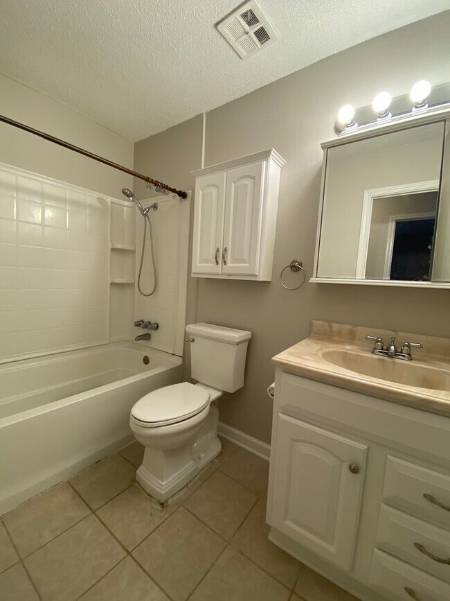 Building Photo - 228 Yellowleaf Dr