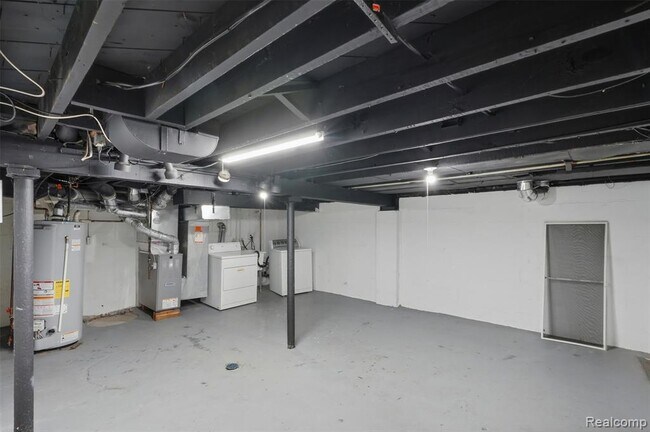 Building Photo - 735 E Maxlow Ave