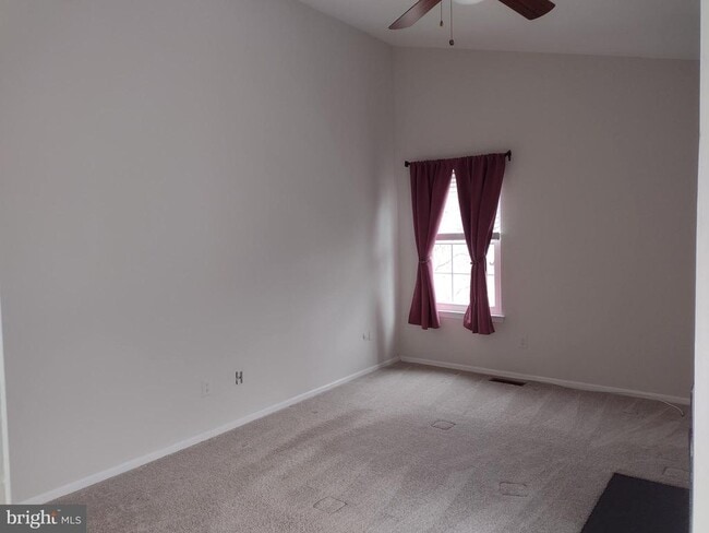 Building Photo - 83 Avon Ln