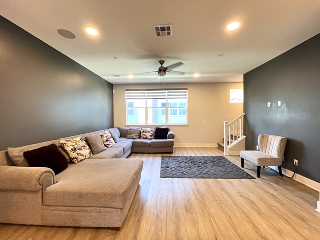 Building Photo - 3 bed, 2.5 bath located in Rancho Cucamonga!