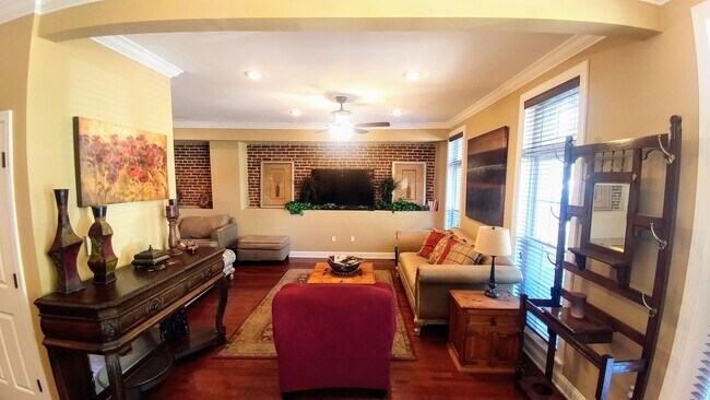 Building Photo - 819 Brooks Ln