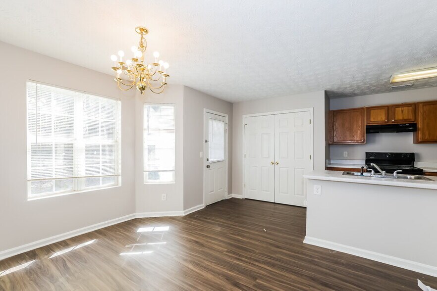 Building Photo - 2286 Strathmoor Manor Dr