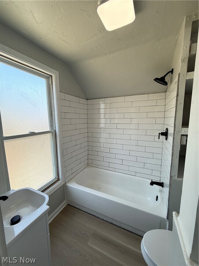 Building Photo - 3514 W 58th St
