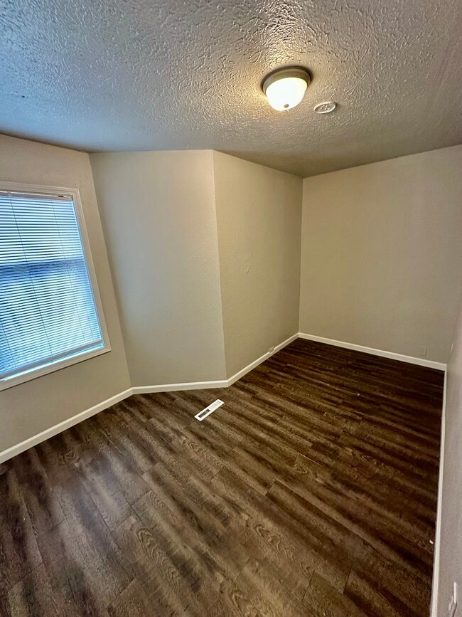 Building Photo - 947 E Augusta Ave