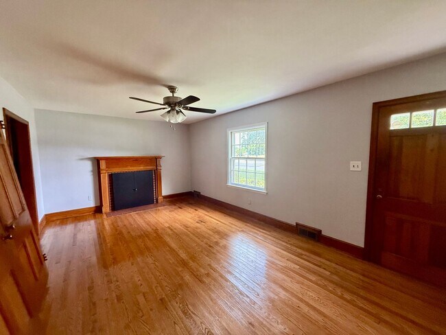 Building Photo - Four bedroom, 1.5 bath house in Graham -De...