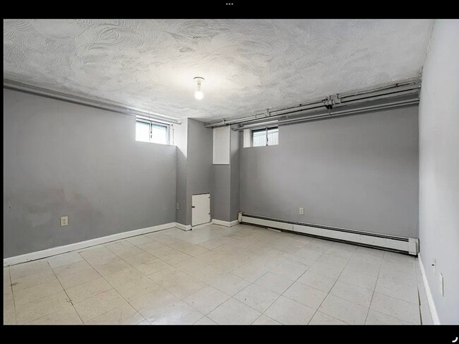 Building Photo - 1800 River St