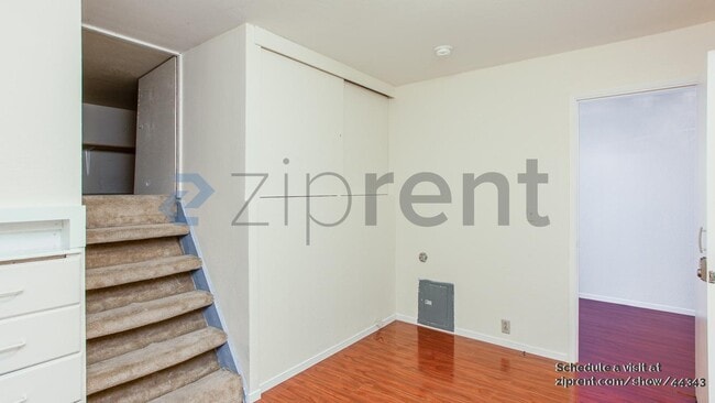 Building Photo - 4 Carriage Ln
