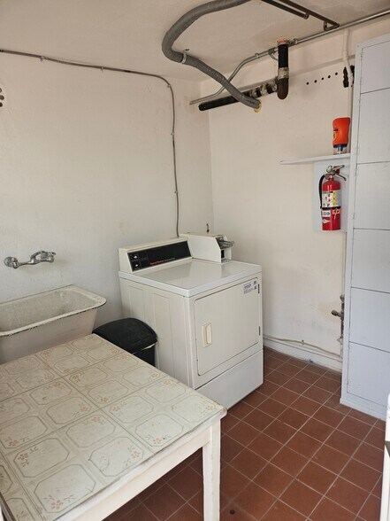 laundry room - 1033 Aviation Blvd